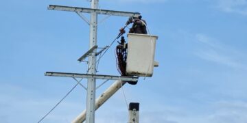 EDEESTE ejecuta trabajos de reconfiguración de red y puesta en servicio de nuevos circuitos en La Caleta