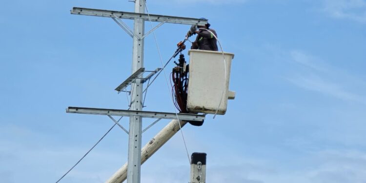 EDEESTE ejecuta trabajos de reconfiguración de red y puesta en servicio de nuevos circuitos en La Caleta