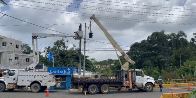 Edeeste robustece la estabilidad del servicio eléctrico con la instalación de nuevas redes y un transformador en  sector de Yamasá