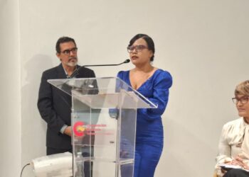 Río de Oro Editores presentó los poemarios Milagros de la noche y Echoes & Constellations, de Rosse Mesa