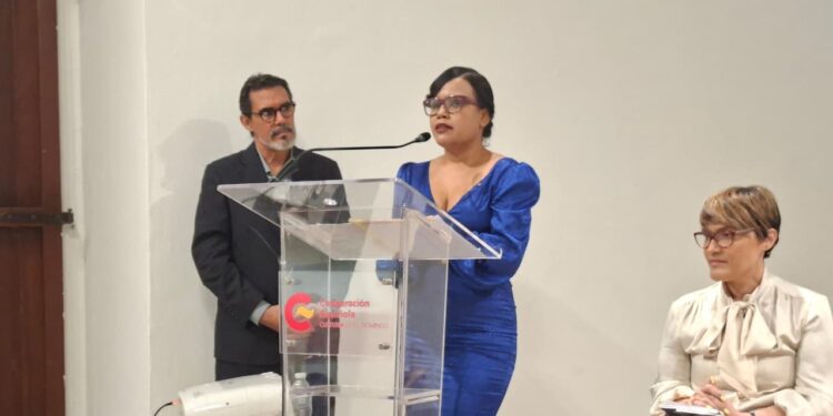 Río de Oro Editores presentó los poemarios Milagros de la noche y Echoes & Constellations, de Rosse Mesa