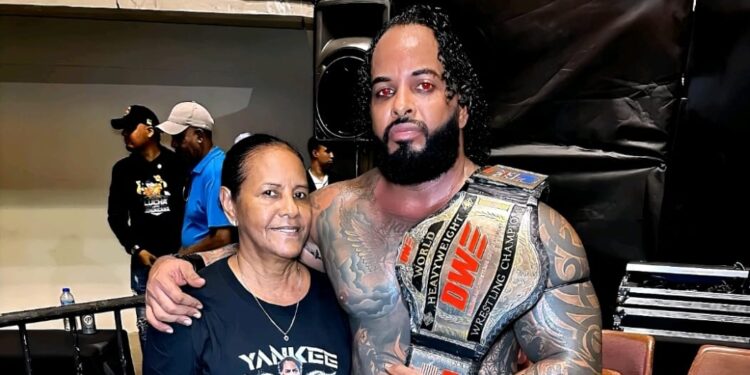 Luchador profesional Carlos “Yankee” Cabrera, denuncia presunta negligencia médica tras la muerte de su madre